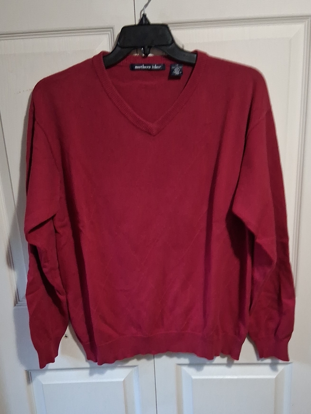 Northern Isles V-Neck Sweater - L - Red Diamond Print
